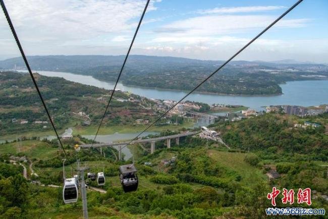 国庆假期三峡要道河段搭客源源延续 索说念览秋景成热点